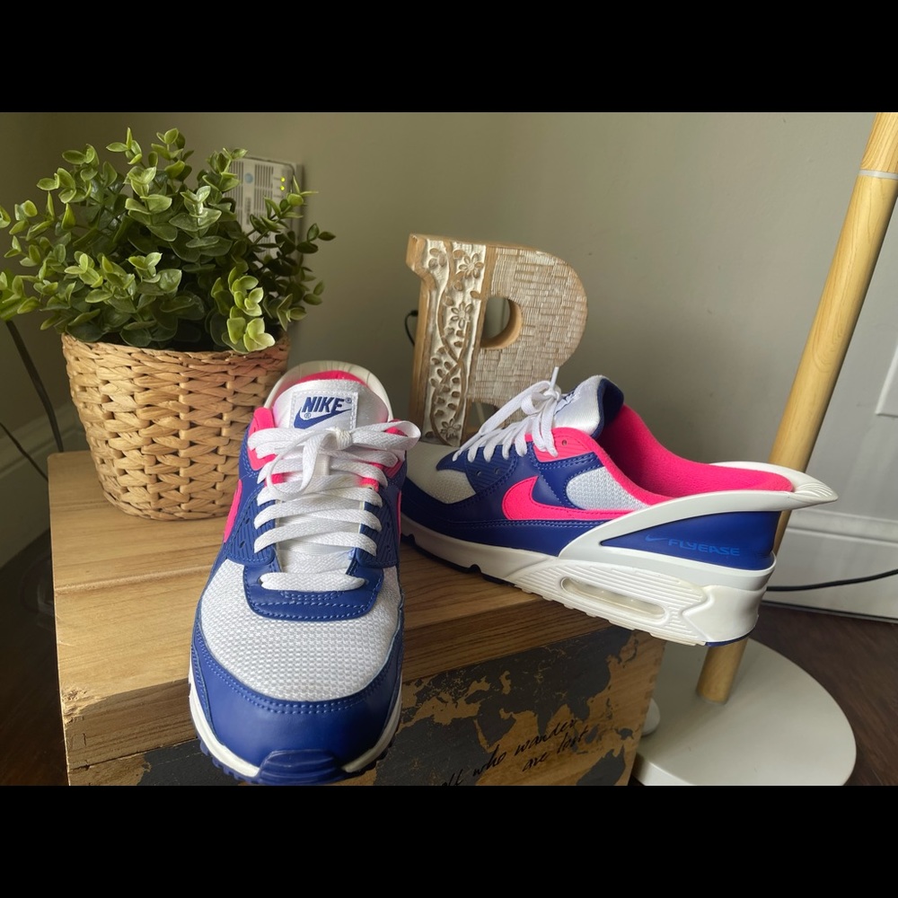 Nike - Picture 3 of 3